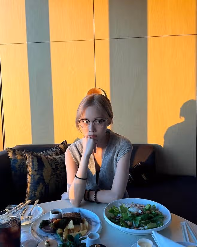 에스파 윈터, 꽈배기 베스트 입고 카페 나들이