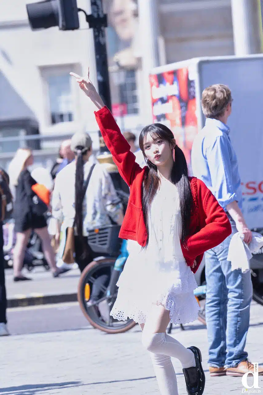 양갈래가 귀여운 이서의 런던 모습