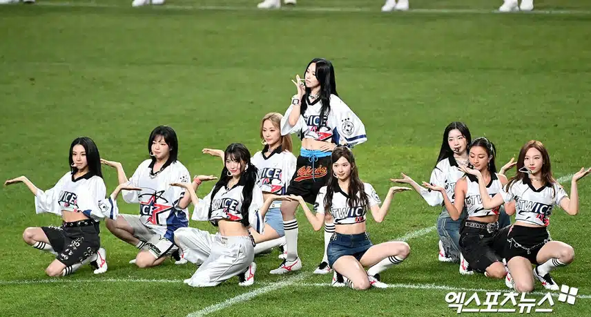 쿠팡플레이 하프타임 쇼 트와이스
