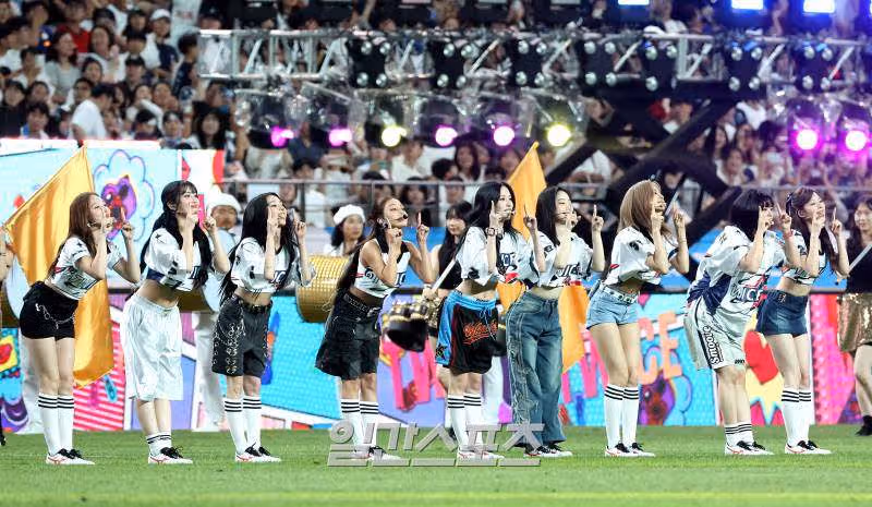 쿠팡플레이 하프타임 쇼 트와이스