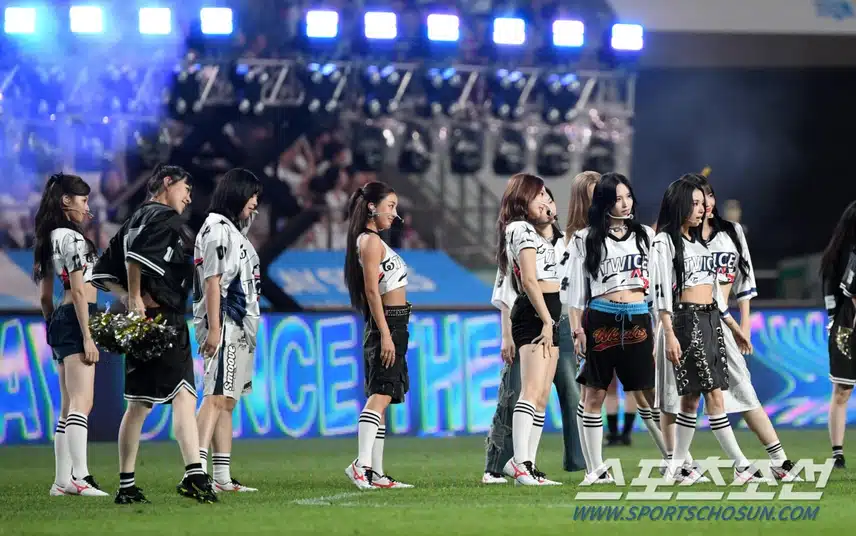 쿠팡플레이 하프타임 쇼 트와이스