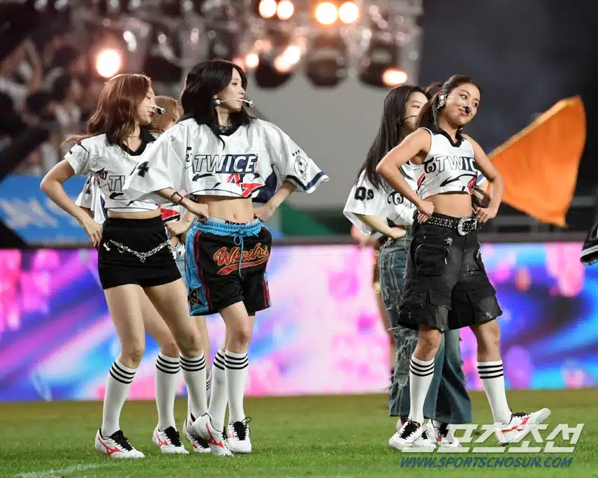 쿠팡플레이 하프타임 쇼 트와이스