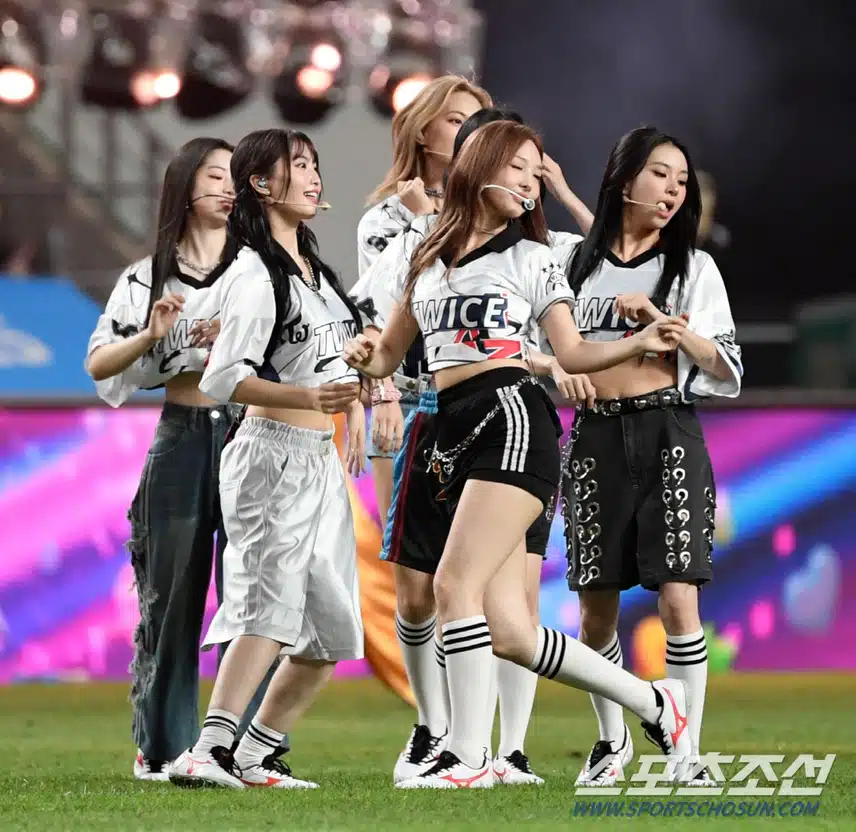 쿠팡플레이 하프타임 쇼 트와이스