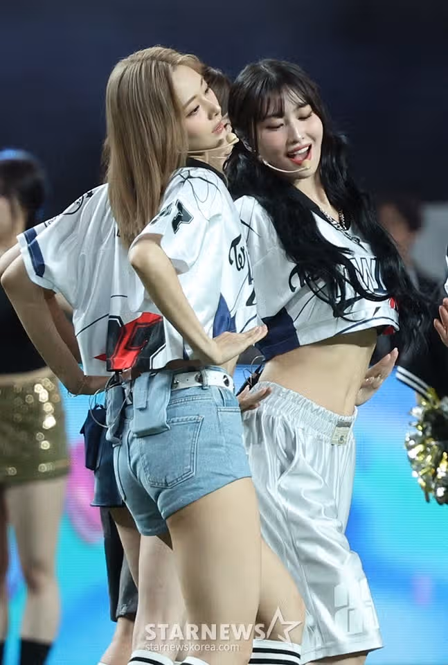 쿠팡플레이 하프타임 쇼 트와이스