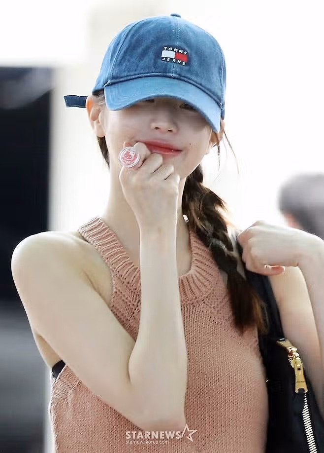 인천공항 통해 출국하는 장원영