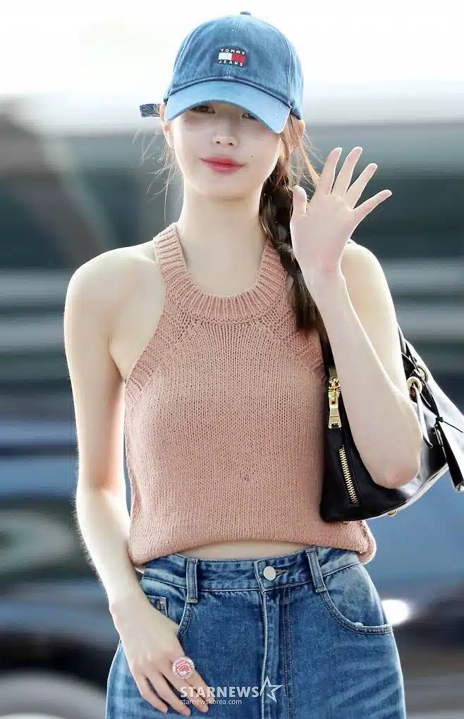 인천공항 통해 출국하는 장원영