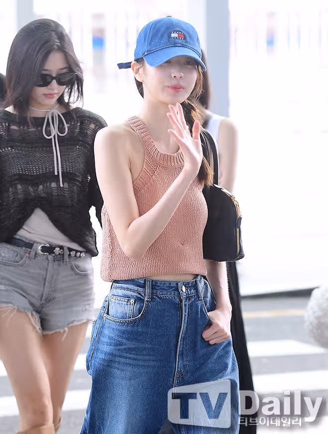 인천공항 통해 출국하는 장원영