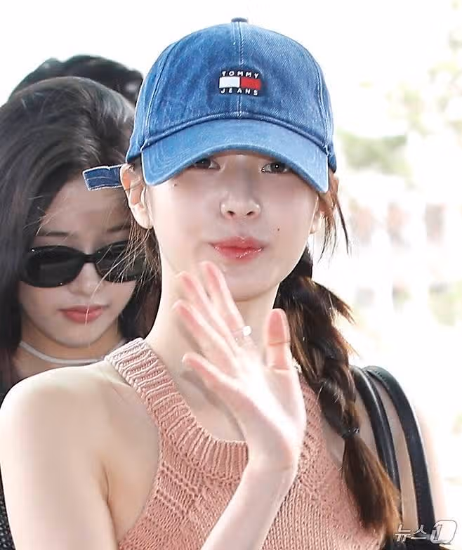 인천공항 통해 출국하는 장원영