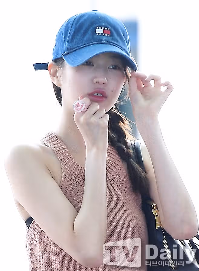 인천공항 통해 출국하는 장원영