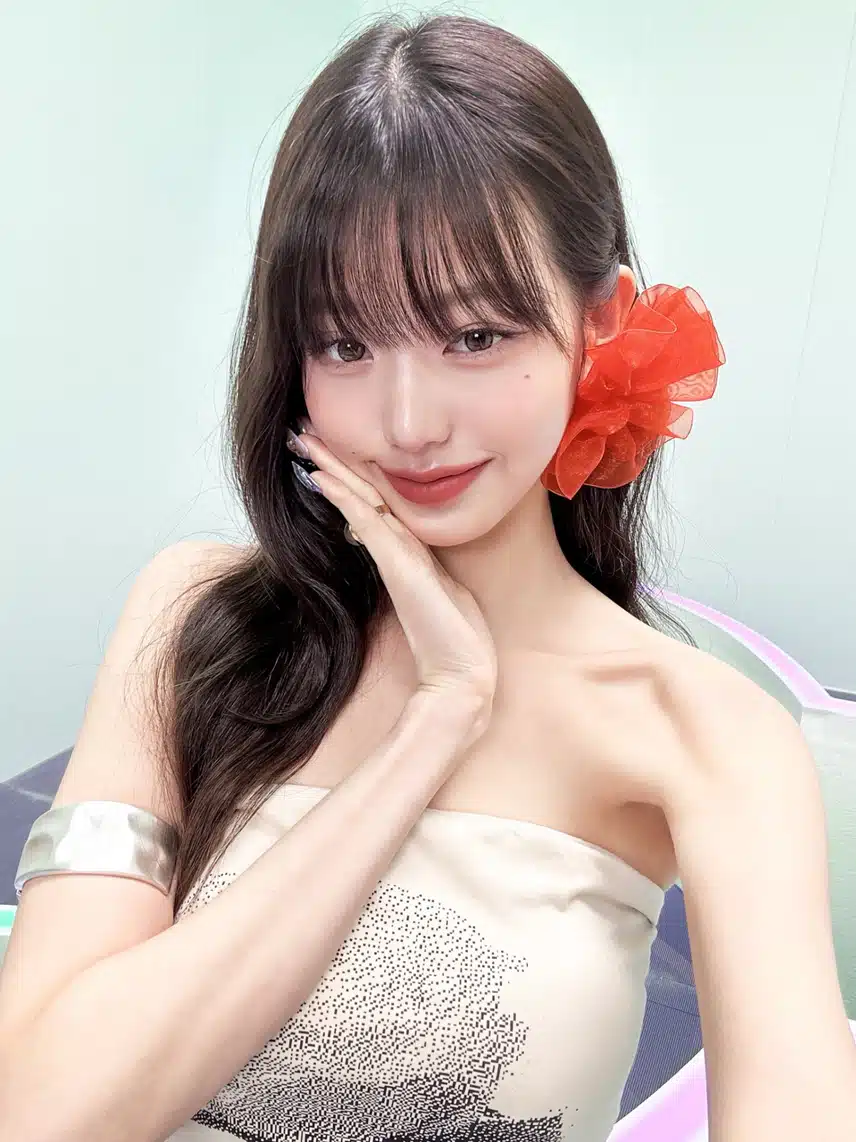 코사지를 꽂은 장원영 셀카