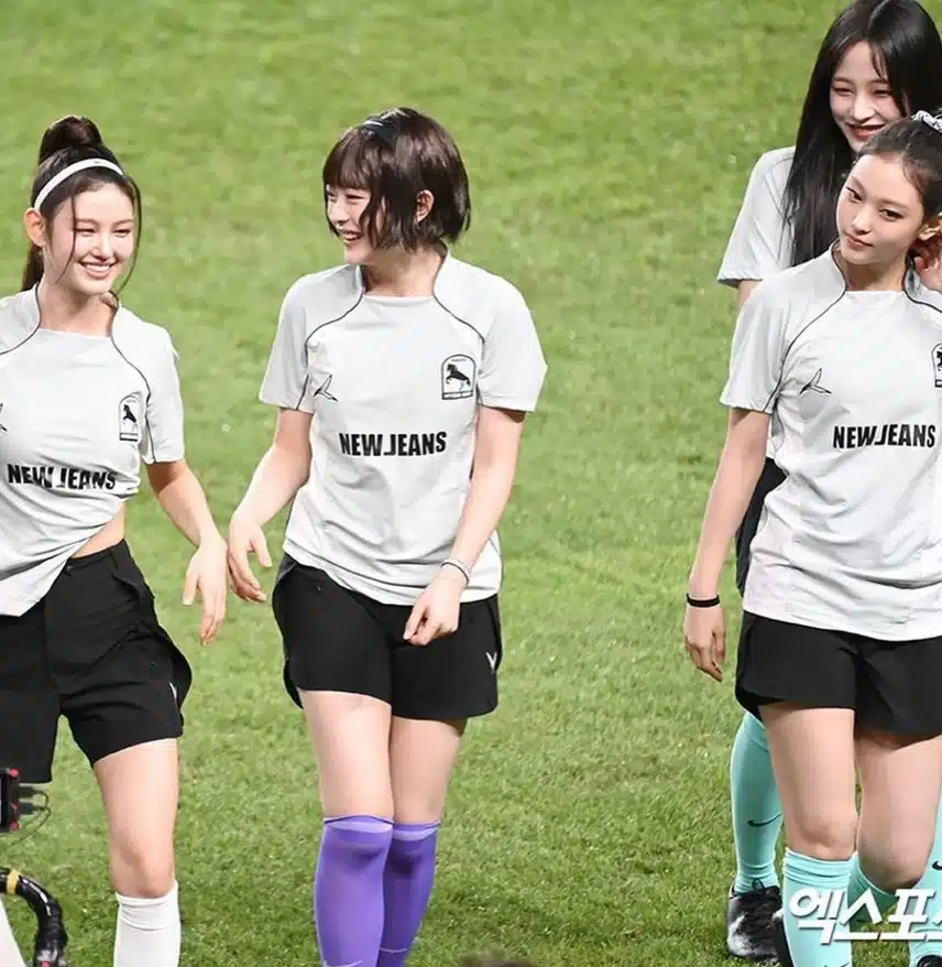 시축하는 뉴진스 모습🐰⚽️