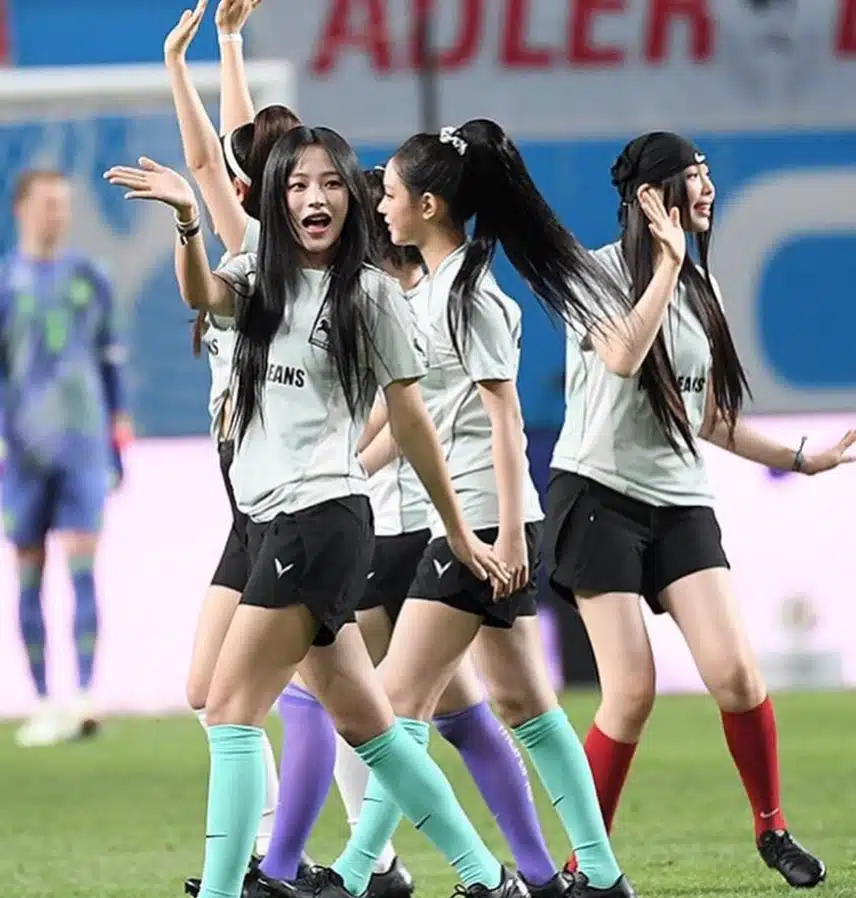 시축하는 뉴진스 모습🐰⚽️