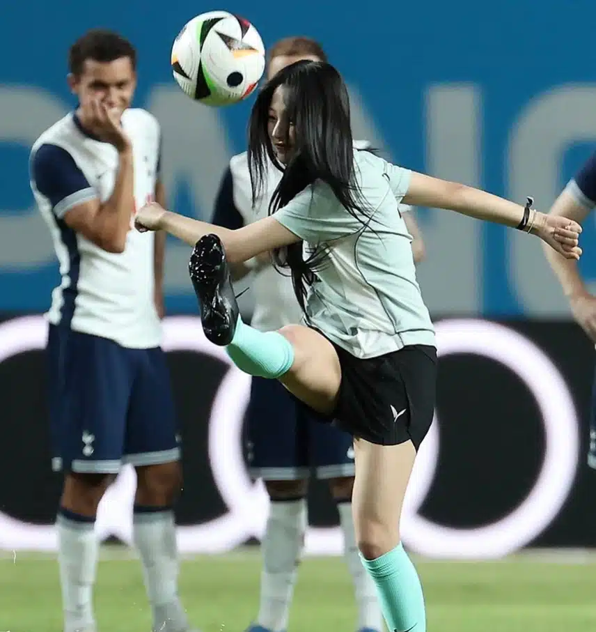 시축하는 뉴진스 모습🐰⚽️