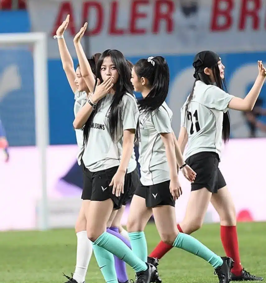 시축하는 뉴진스 모습🐰⚽️
