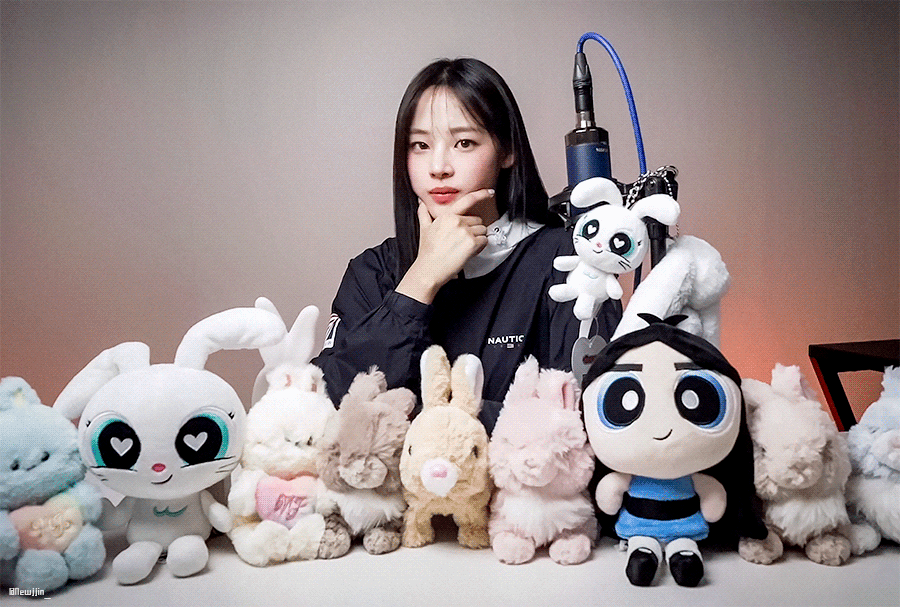 인형에 둘러쌓여 방송하는 민지💙
