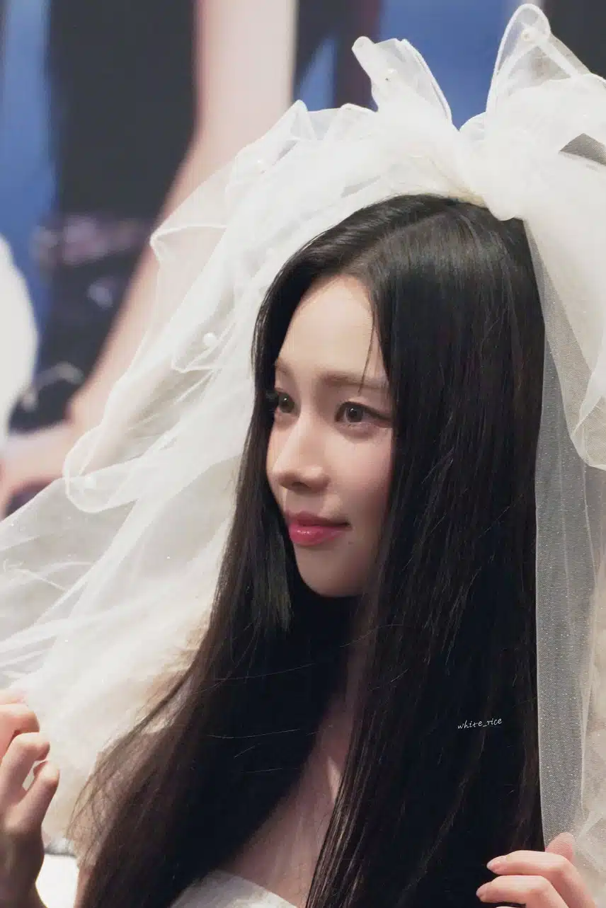 어제 팬싸 화관쓴 카리나🌸🌼