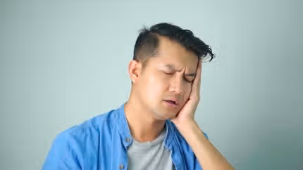 입 벌릴 때 턱 아픈데...놔뒀다간 얼굴 비뚤어진다?