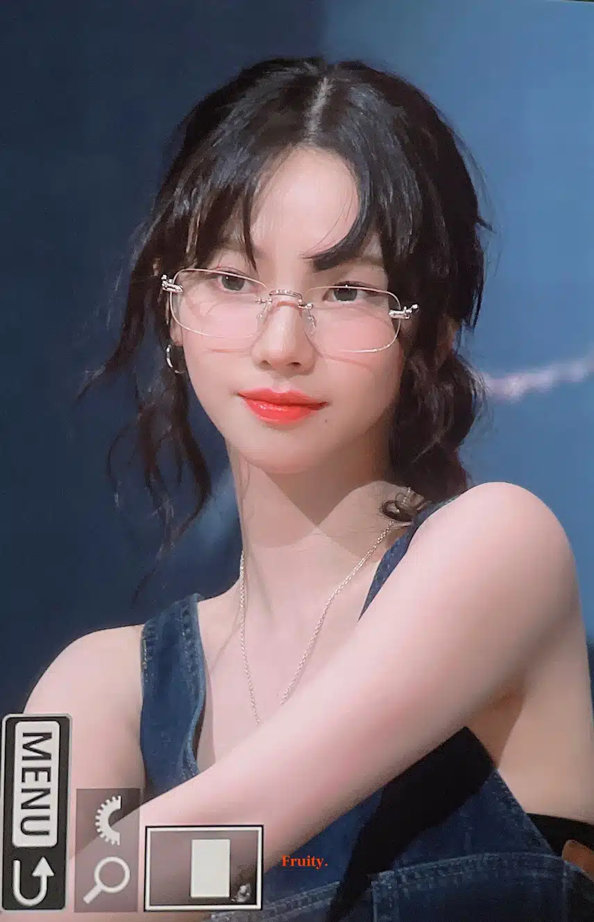 무테안경 잘어울리는 카리나👓