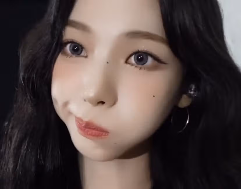 카리나 귀여운 한 쪽 볼 부풀리기