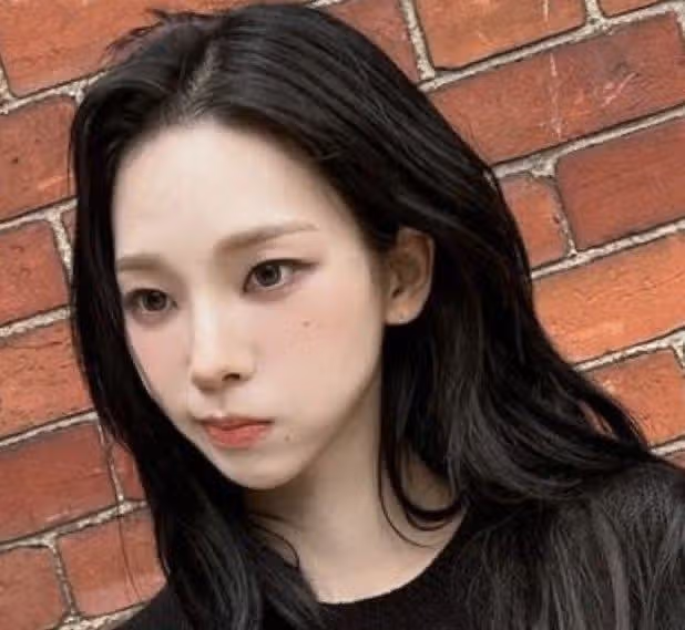 카리나 귀여운 한 쪽 볼 부풀리기