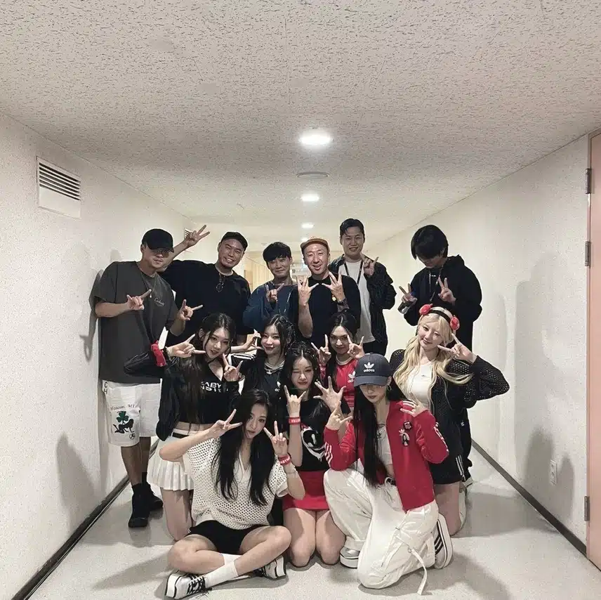 팬미팅 끝나고 프로듀서들과 단체사진 찍은 베이비몬스터