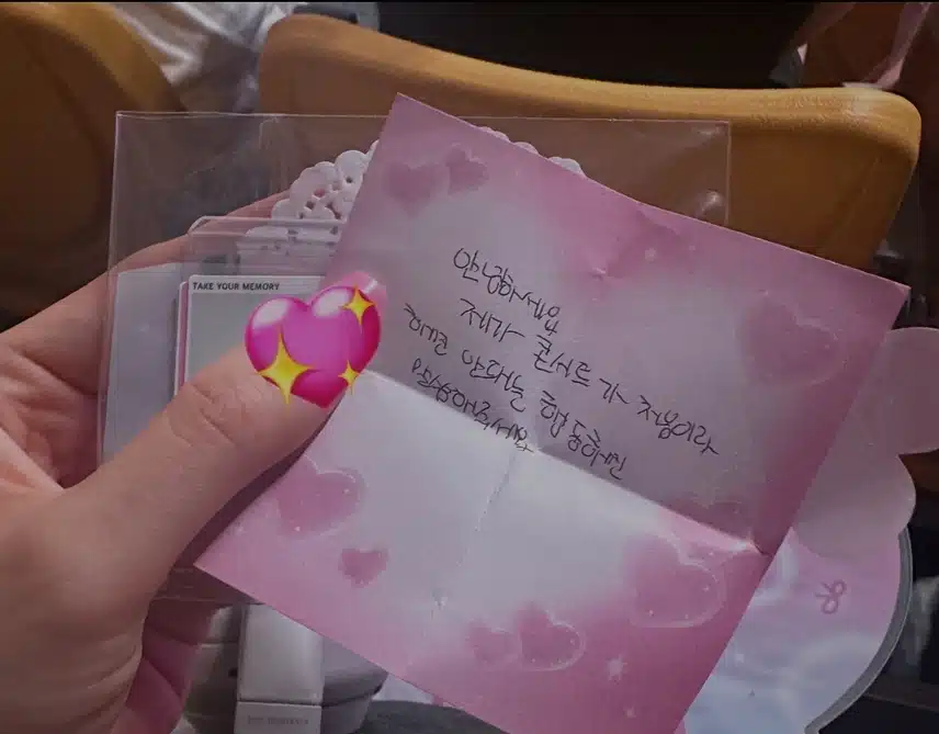 아이브 콘서트서 여성팬이 아기팬한테 받은쪽지.X