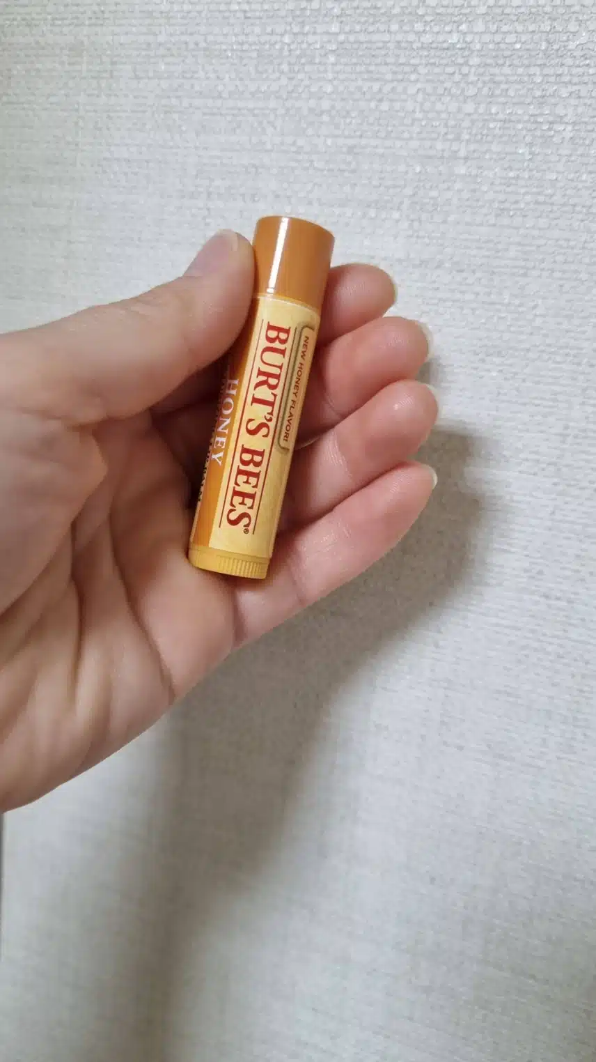 건조해서 립밤 발라주네요.