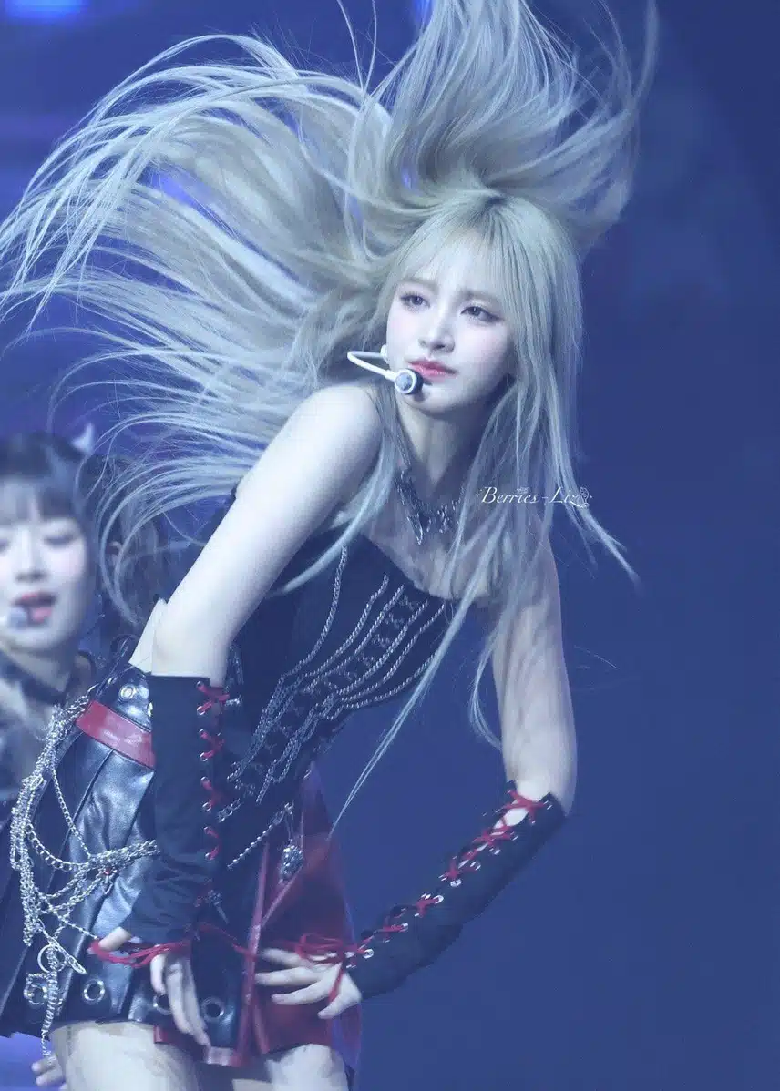 오늘자 머리카락 휘날리는 리즈