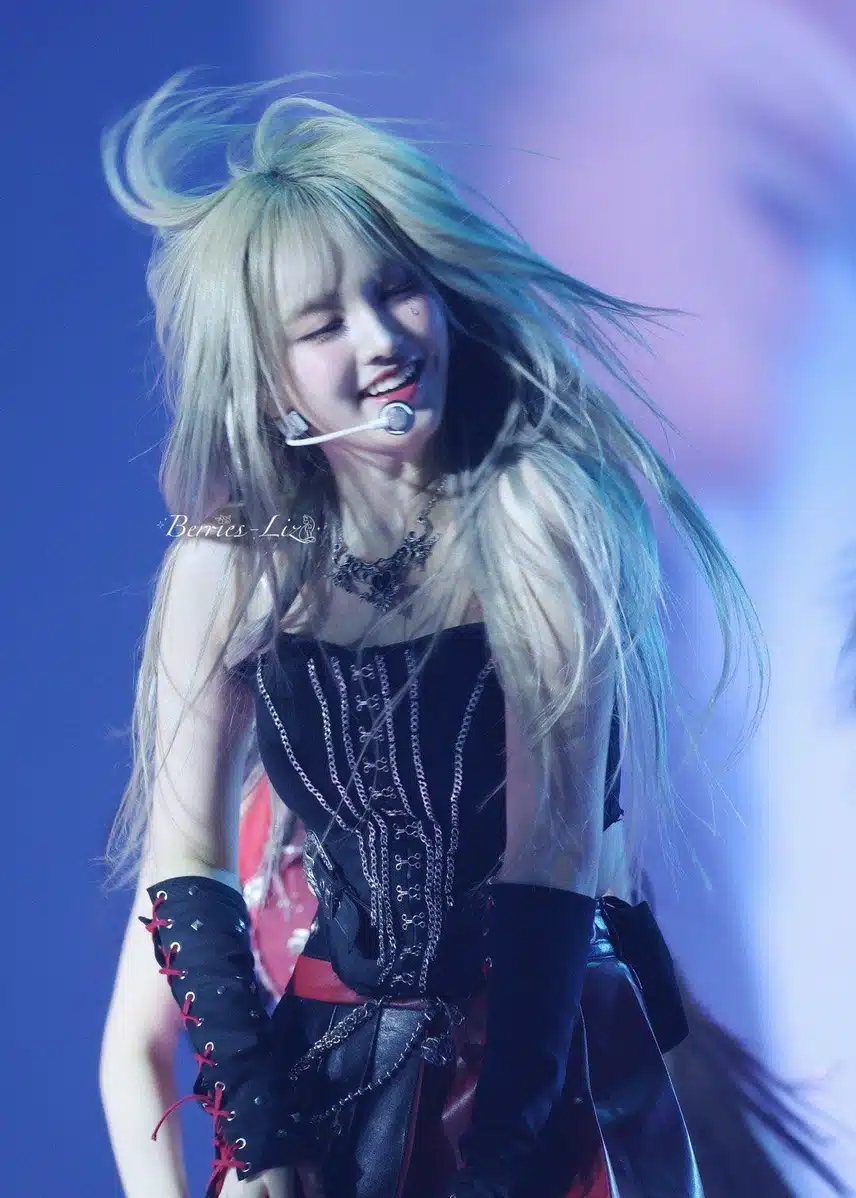오늘자 머리카락 휘날리는 리즈