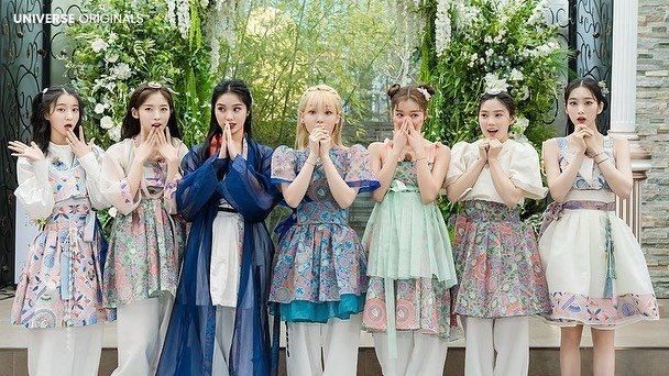 한복부터 드레스까지 섭렵한 오마이걸
