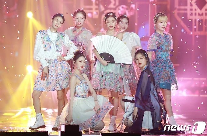 한복부터 드레스까지 섭렵한 오마이걸