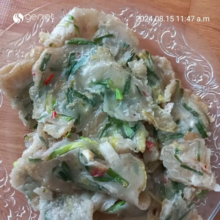 점심 애호박~부추넣고 부침개  해보았습니다