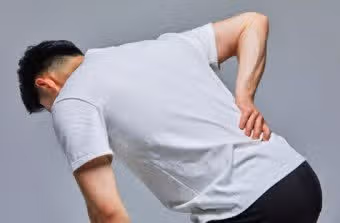 일어설때마다 허리통증이 와서 고민입니다.