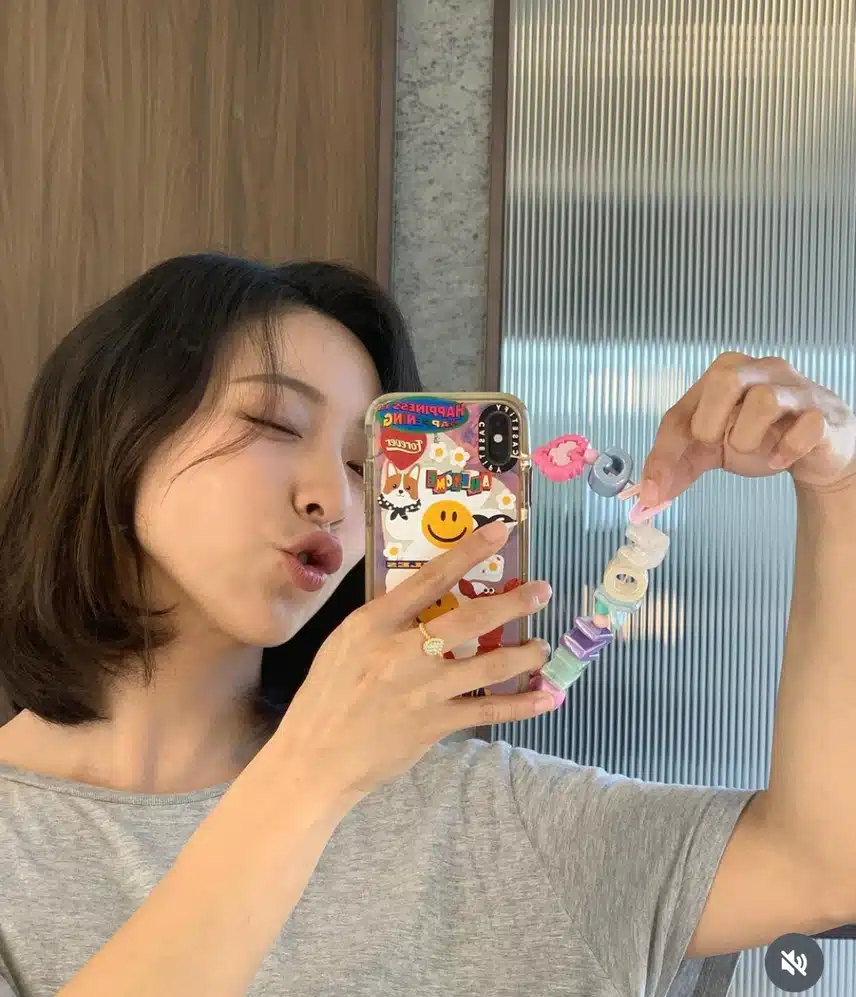 루나 단발 너무 잘어울리네요