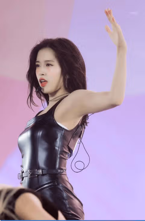 가죽수트 안유진은 사랑입니다🖤