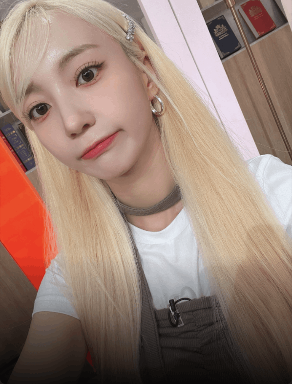 금발로 돌아온 오마이걸 유빈
