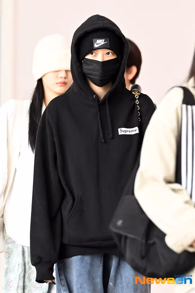 지젤 올블랙 공항패션 완전 멋져요