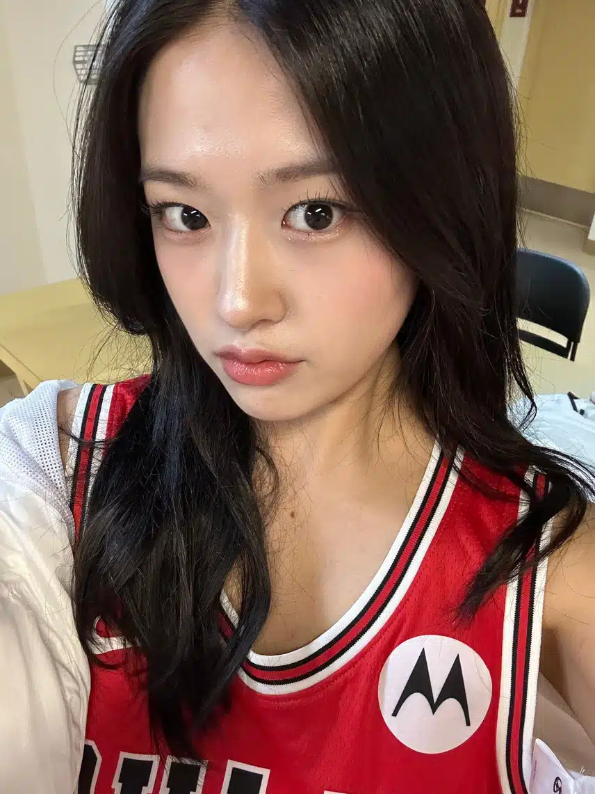 덥다고 팬들에게 셀카 선물 준 유지니