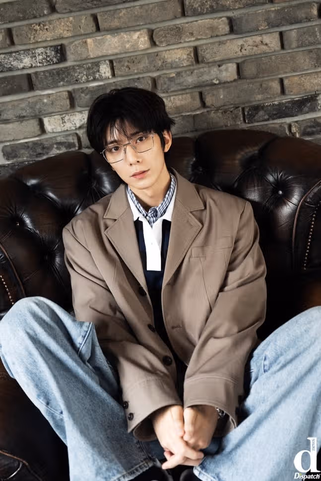 Hwiyoung đang quay phim Dispatch