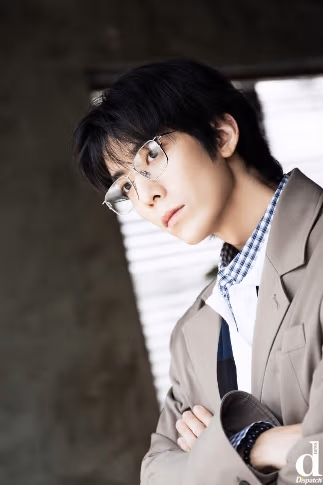 Hwiyoung đang quay phim Dispatch