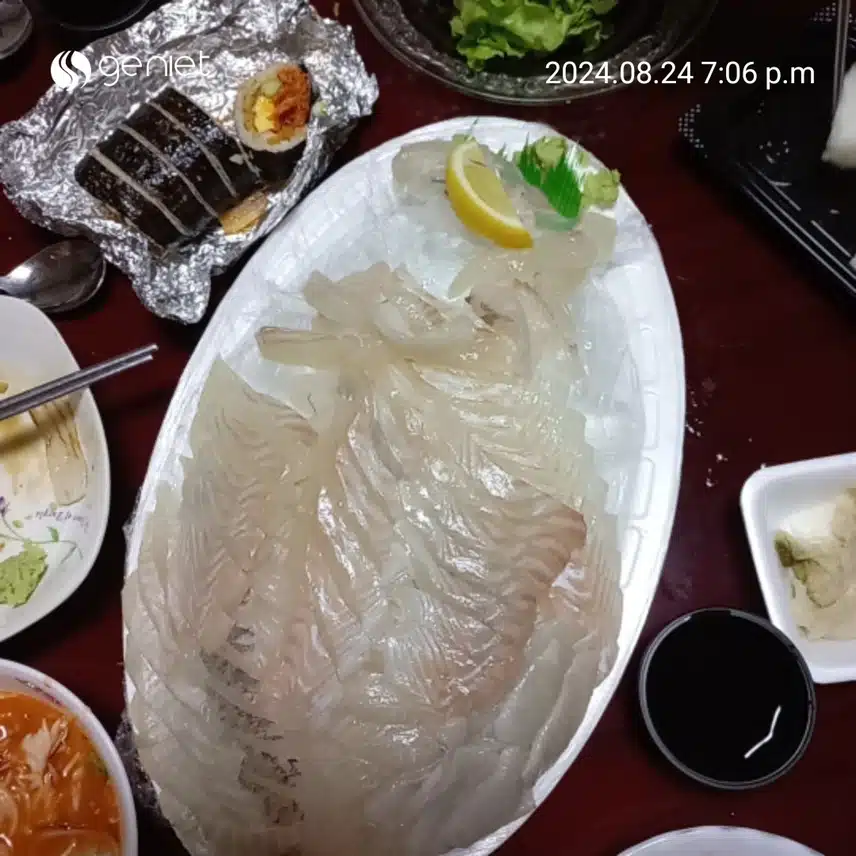 오늘은  금초하고 저녁 회먹고있습니다  회가 맛있네요^.^