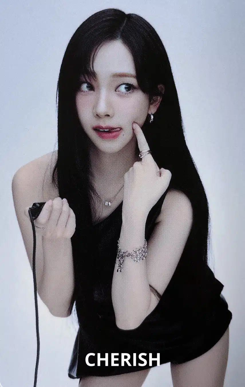 셀프 사진찍는 카리나 너무예쁨🫠