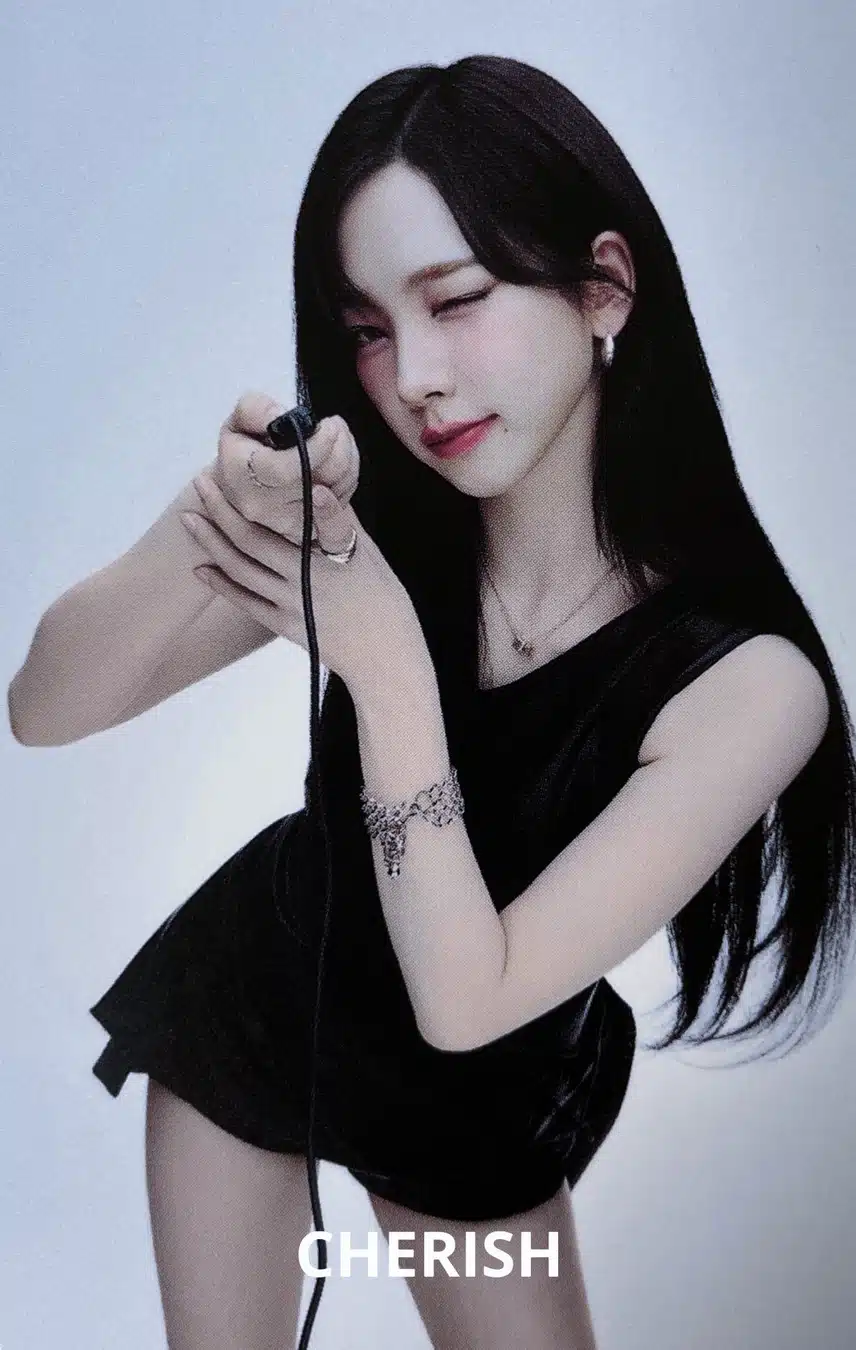셀프 사진찍는 카리나 너무예쁨🫠