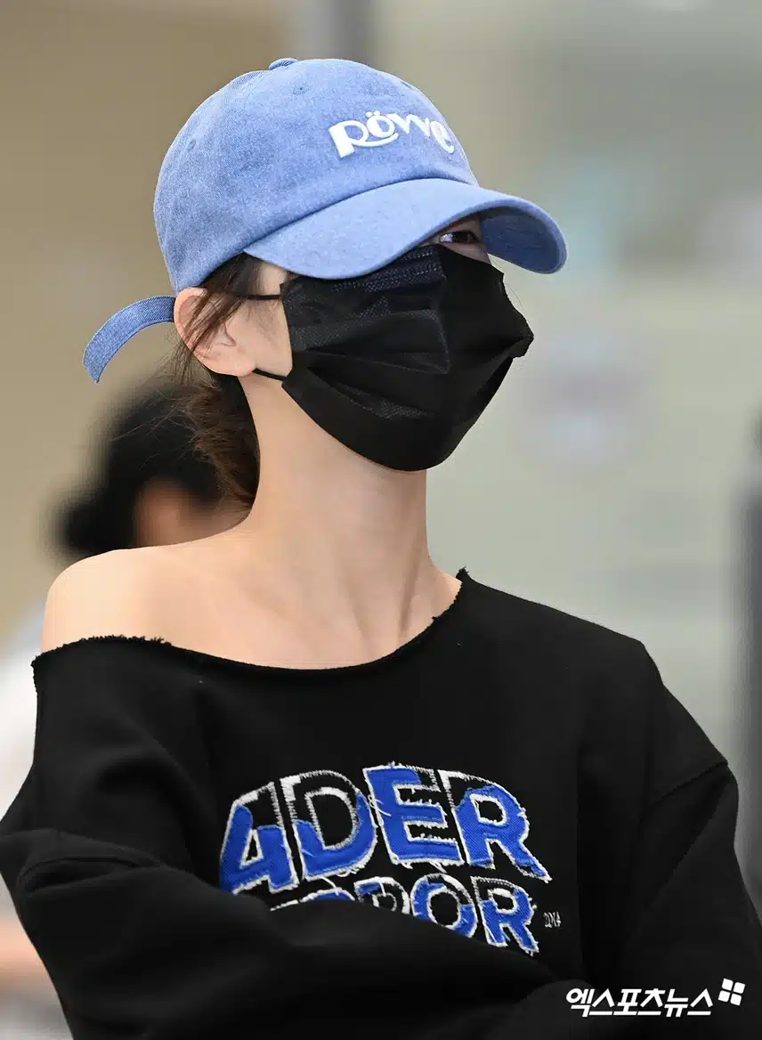 입국하는 원영이의 가녀린 어깨라인