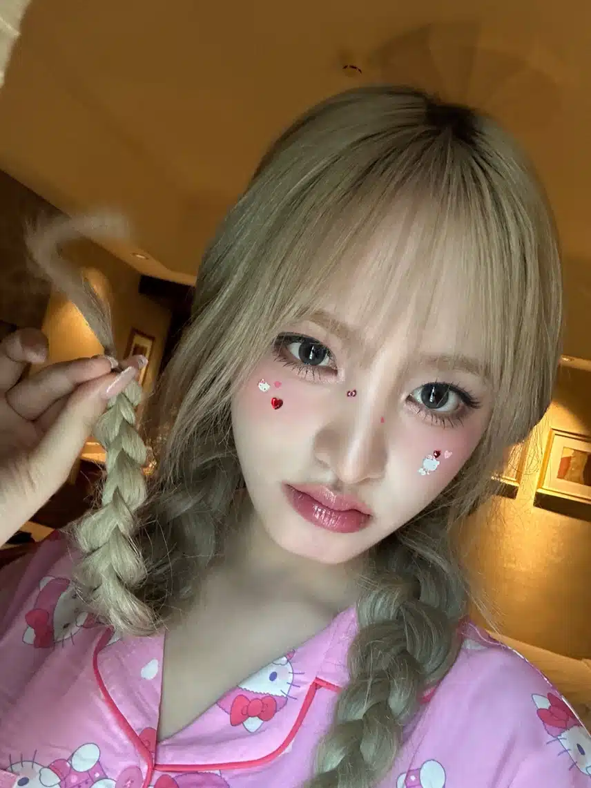 키티 잠옷 입는 리즈 셀카 업로드!