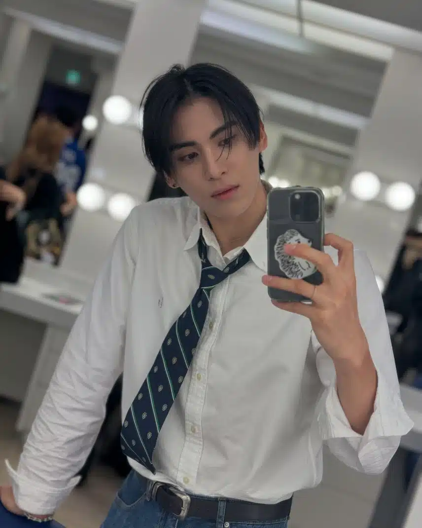 Bức ảnh selfie bảnh bao trước gương của Taeyang