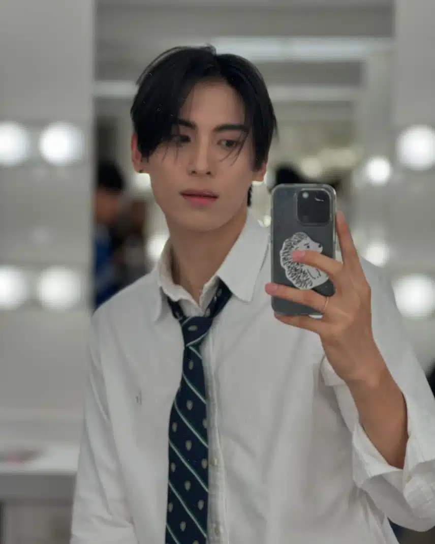 Bức ảnh selfie bảnh bao trước gương của Taeyang