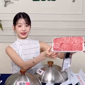 가을이가 골라준 소고기 보고 너무 좋아하는 원영이