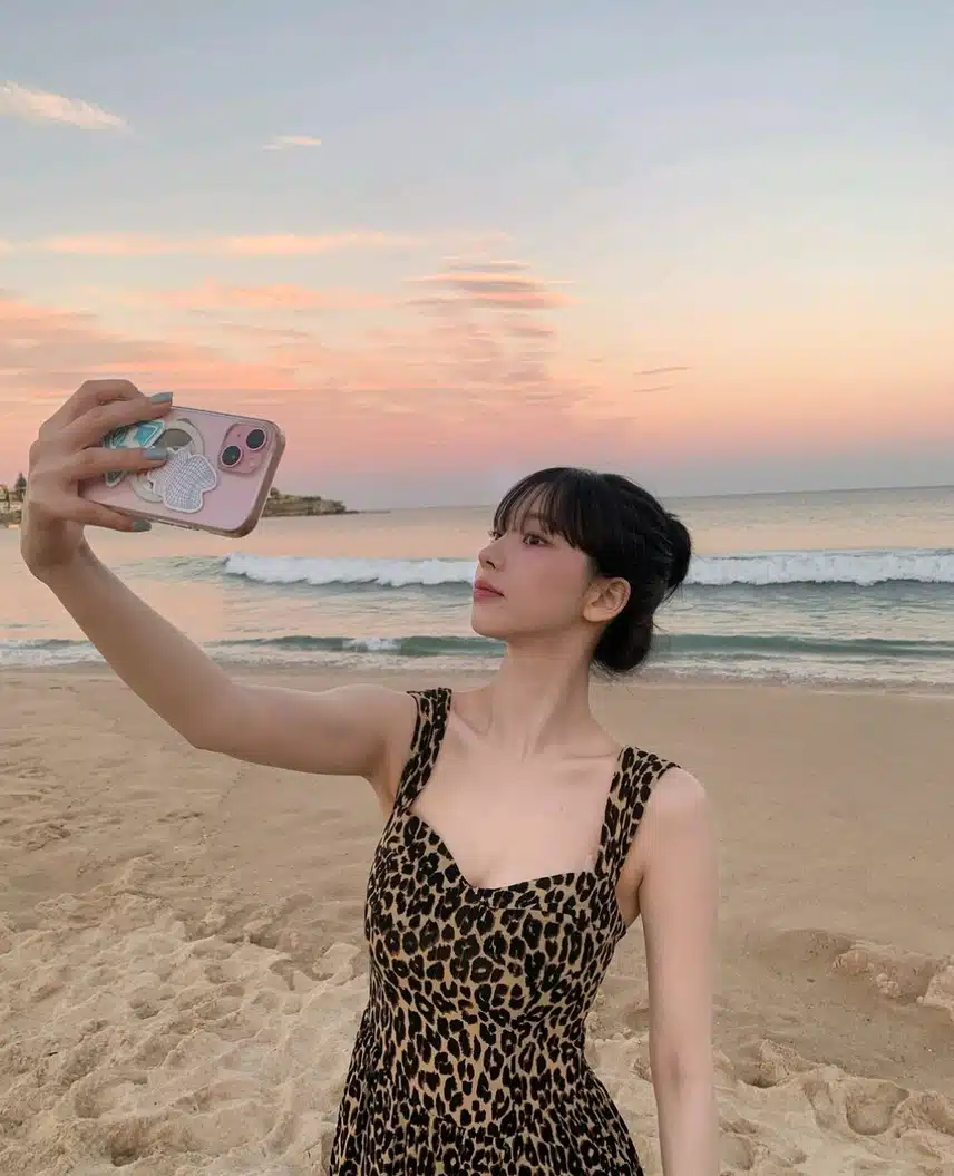 셀카찍는 해변의 여인 카리나
