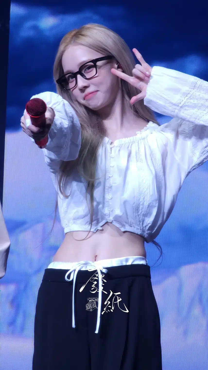 콘서트 사첵에 안경 윈터 등장